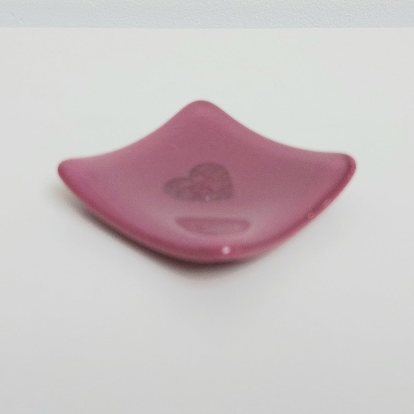 Pink Glass Heart Ring Dish, Small Handmade Fused Glass Trinket Dish with a Copper Heart, Artisansal Bedside Table Dish, Pink Bedroom Décor