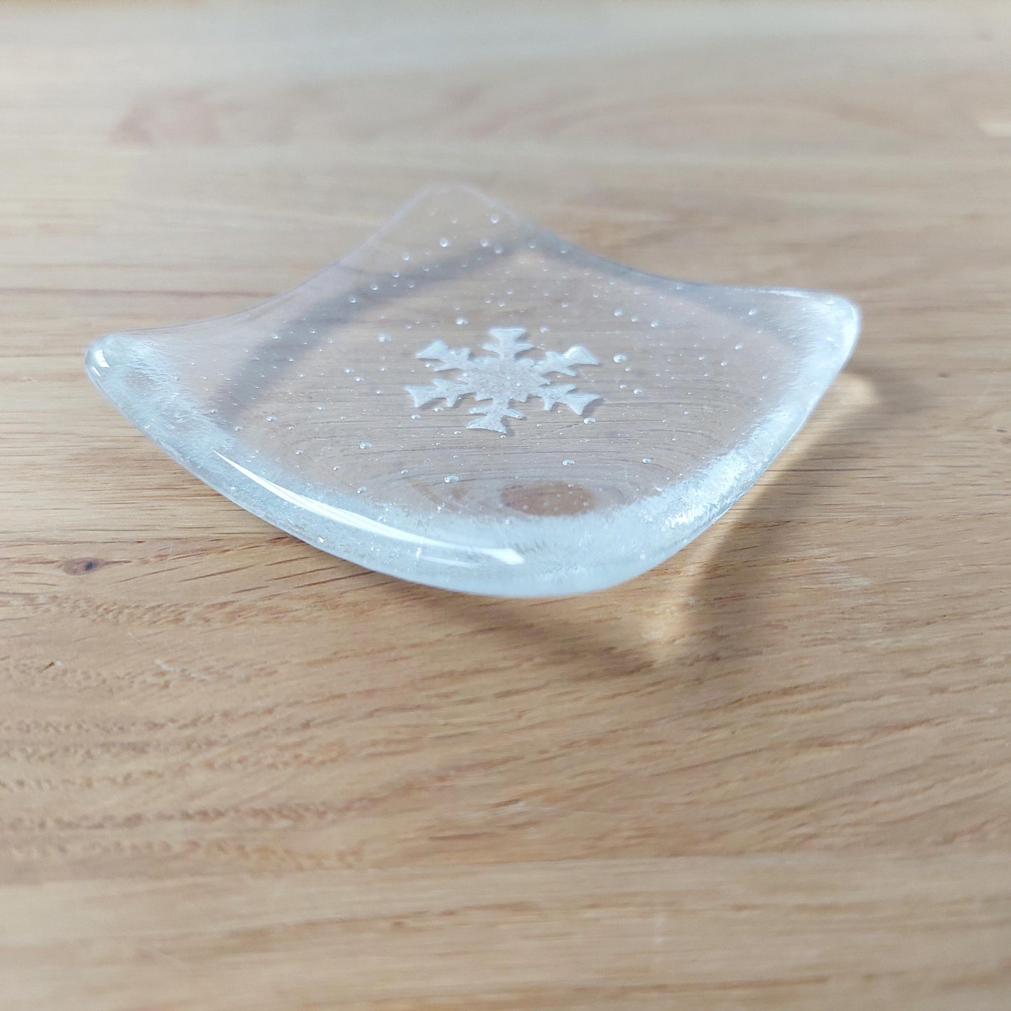 Snowflake Fused Glass Trinket Dish, Small Handmade Crystal Clear Ring Bowl, Bedside Table Earring Tray, Winter Décor, Artisanal Gift for Her