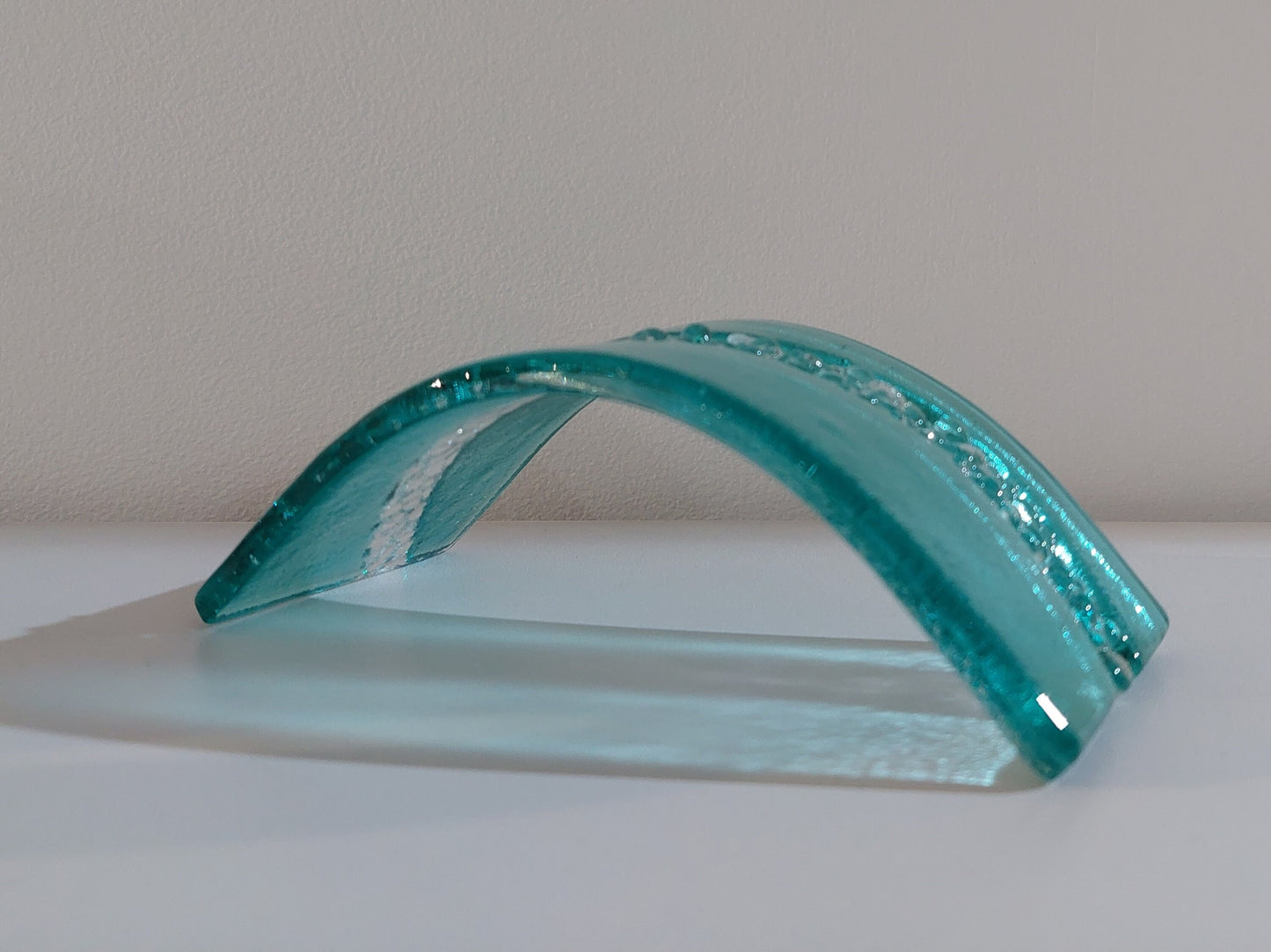 Minimalist Aqua Glass Art Curve, Handmade Abstract Fused Glass Ornament, Contemporary Aqua Living Room Décor, Freestanding Glass Suncatcher