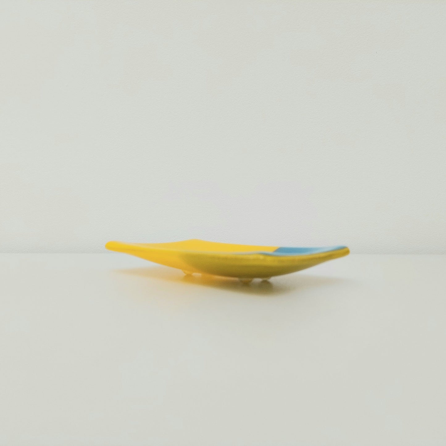 Daffodil Yellow and Cyan Blue Glass Art Soap Dish, Yellow Bathroom Décor, Blue Bathroom Décor, Unusual Artisanal Fused Glass Trinket Dish