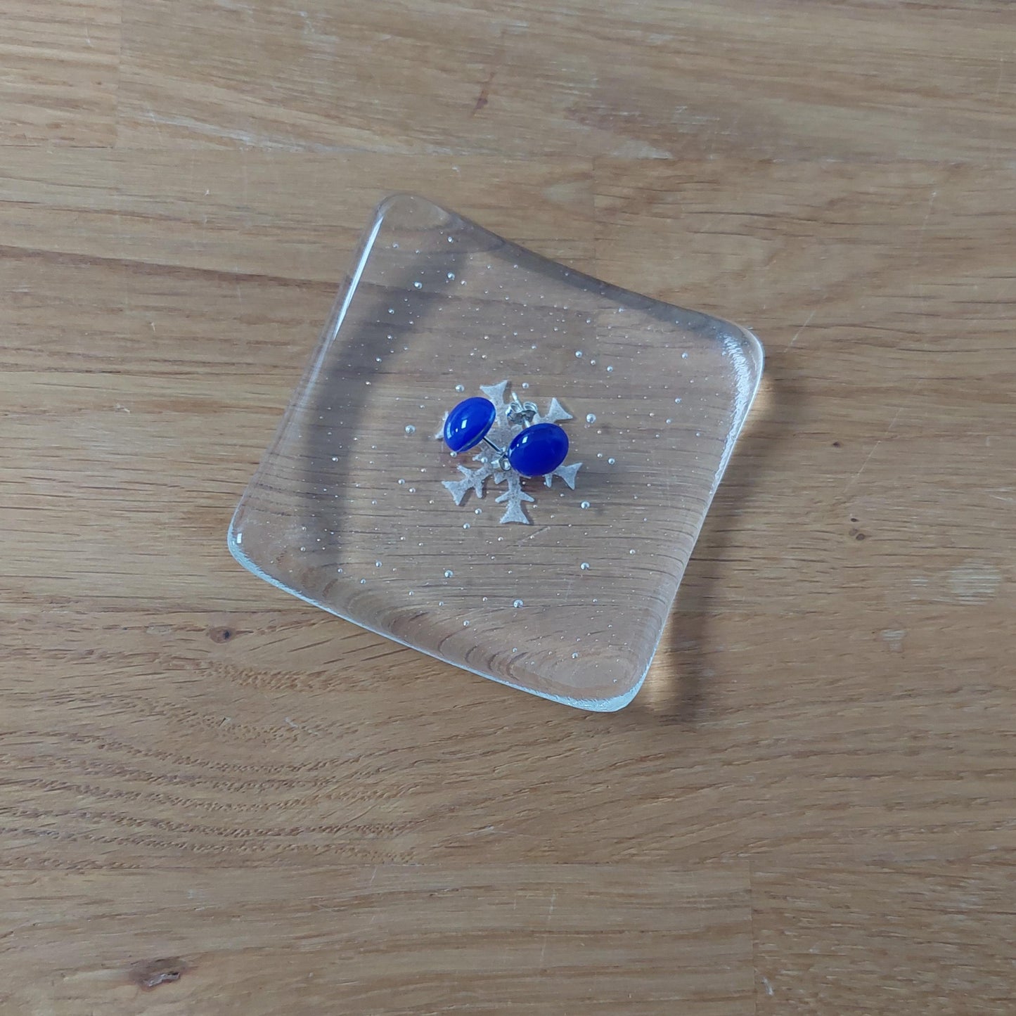 Snowflake Fused Glass Trinket Dish, Small Handmade Crystal Clear Ring Bowl, Bedside Table Earring Tray, Winter Décor, Artisanal Gift for Her