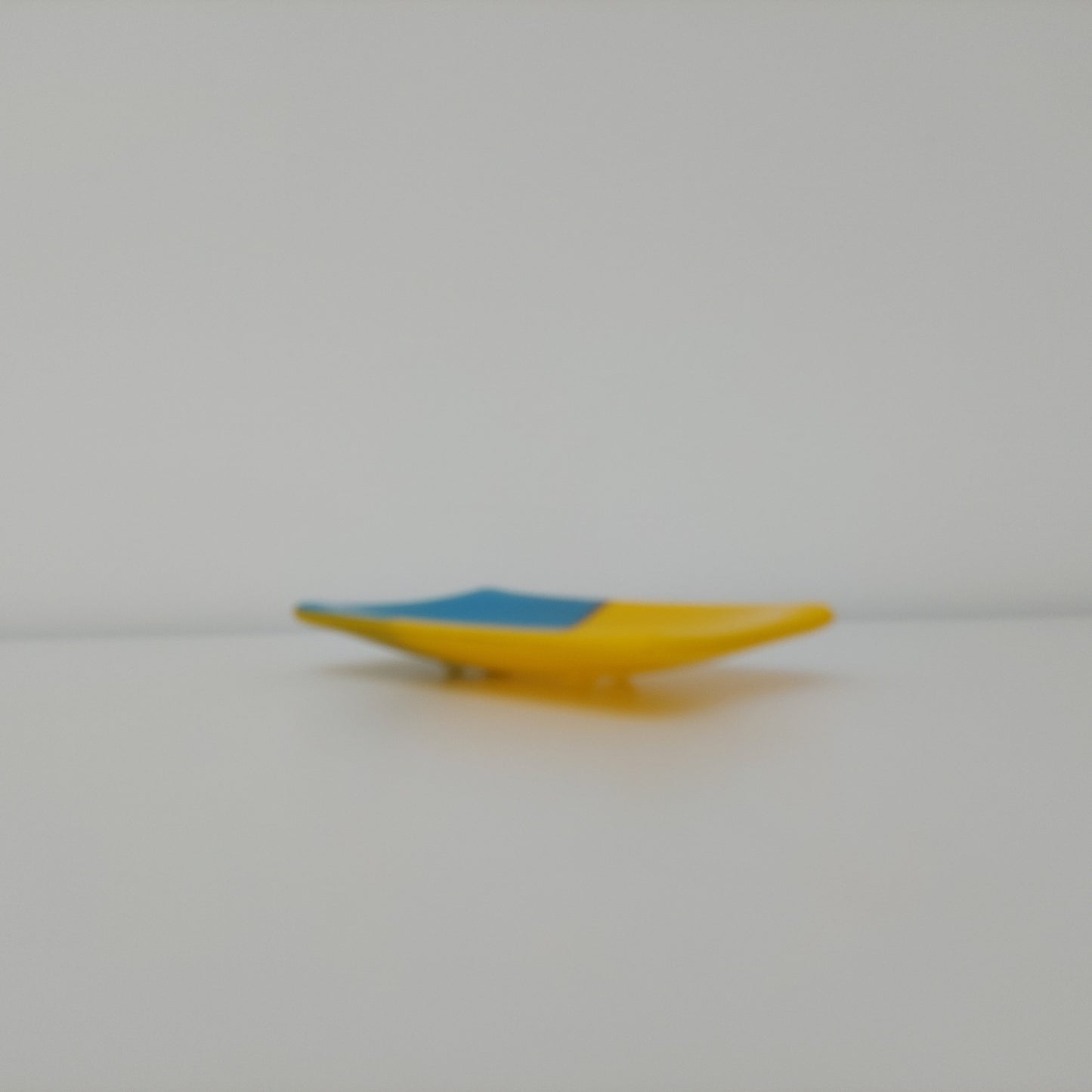 Daffodil Yellow and Cyan Blue Glass Art Soap Dish, Yellow Bathroom Décor, Blue Bathroom Décor, Unusual Artisanal Fused Glass Trinket Dish