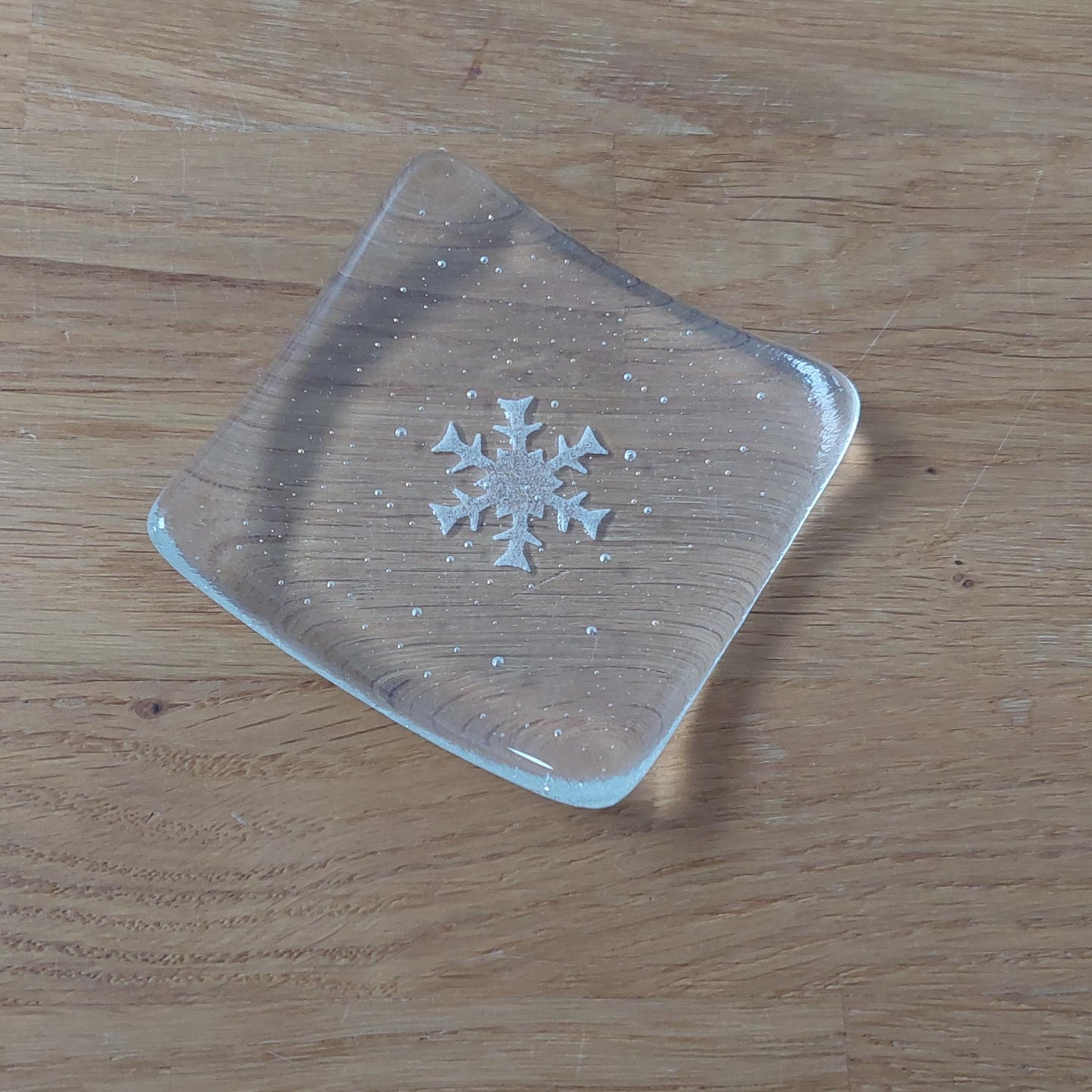 Snowflake Fused Glass Trinket Dish, Small Handmade Crystal Clear Ring Bowl, Bedside Table Earring Tray, Winter Décor, Artisanal Gift for Her