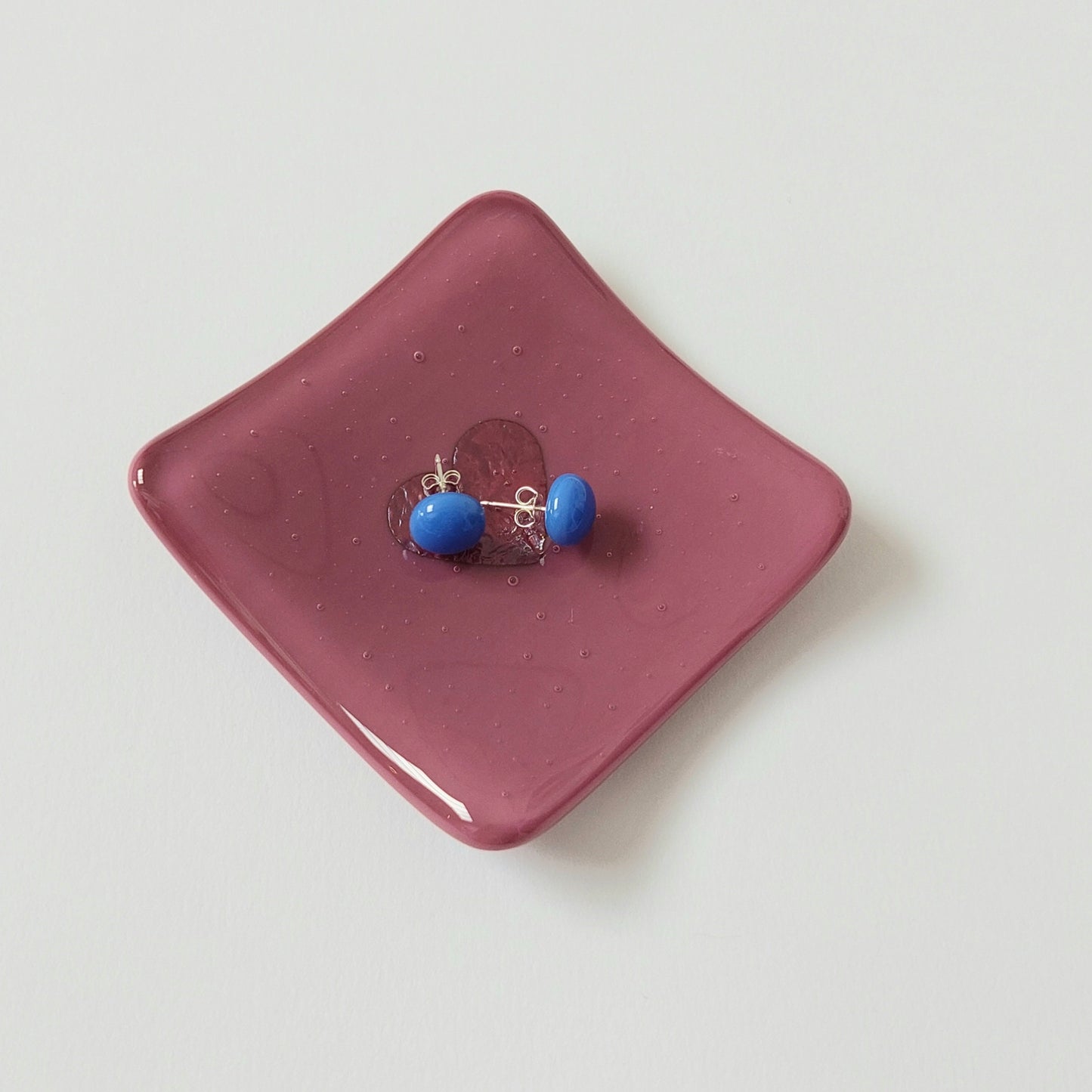 Pink Glass Heart Ring Dish, Small Handmade Fused Glass Trinket Dish with a Copper Heart, Artisansal Bedside Table Dish, Pink Bedroom Décor