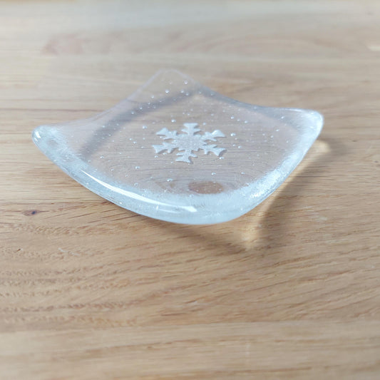 Snowflake Fused Glass Trinket Dish, Small Handmade Crystal Clear Ring Bowl, Bedside Table Earring Tray, Winter Décor, Artisanal Gift for Her