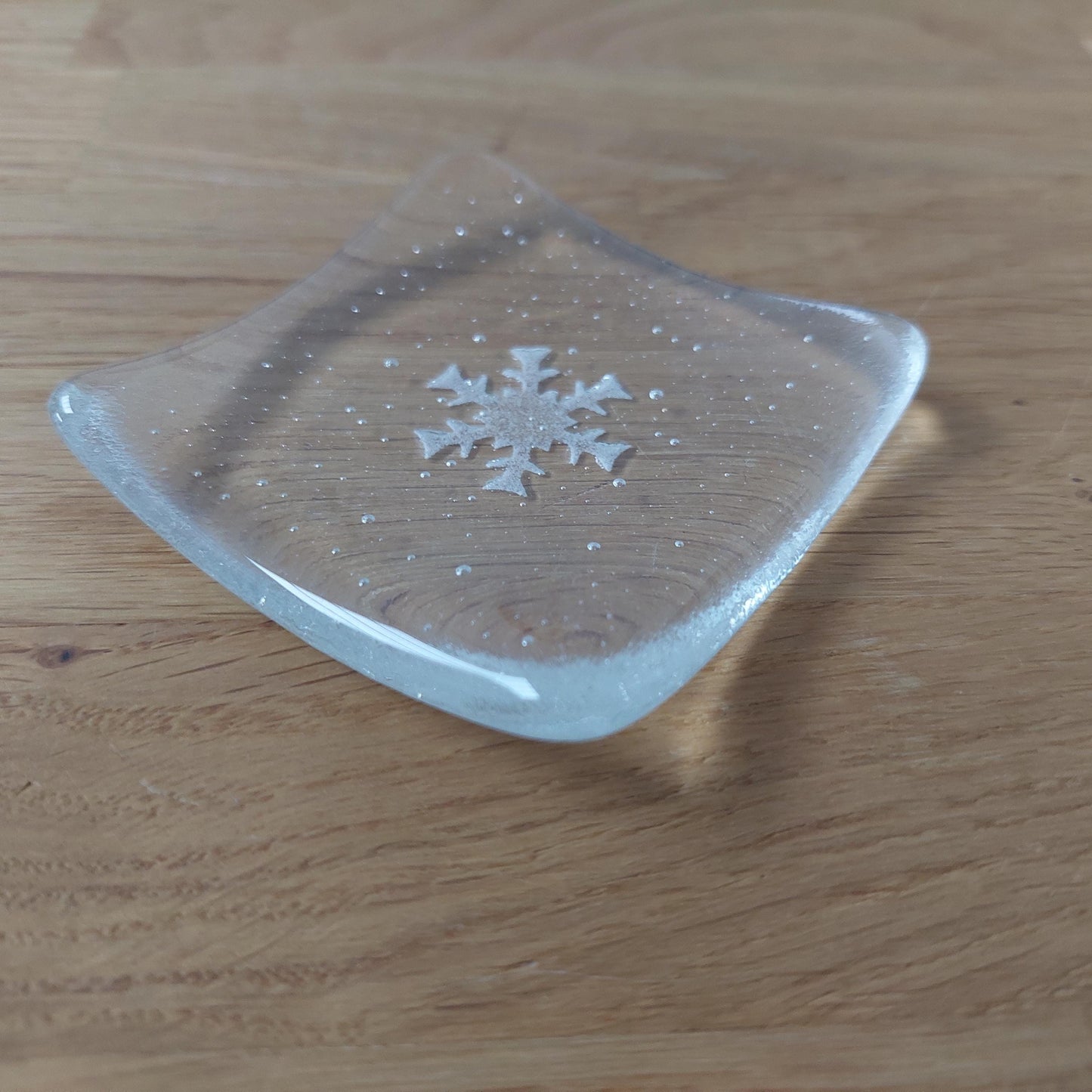 Snowflake Fused Glass Trinket Dish, Small Handmade Crystal Clear Ring Bowl, Bedside Table Earring Tray, Winter Décor, Artisanal Gift for Her