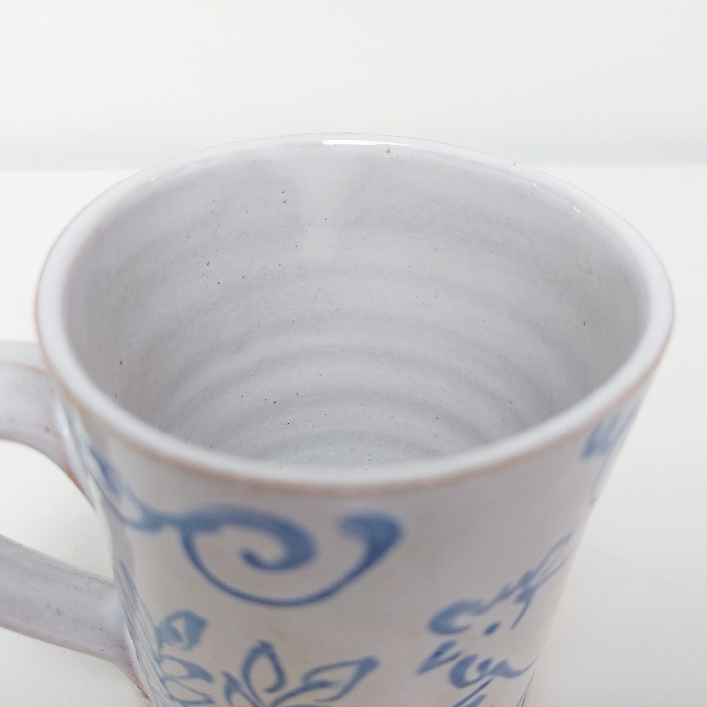Handcrafted Earthenware Mug – Hans Ullrich | Blue & White Chicken Design